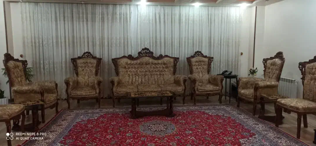 دو دست مبل راحتی و سلطنتی|مبلمان خانگی و میز عسلی|اراک, |دیوار