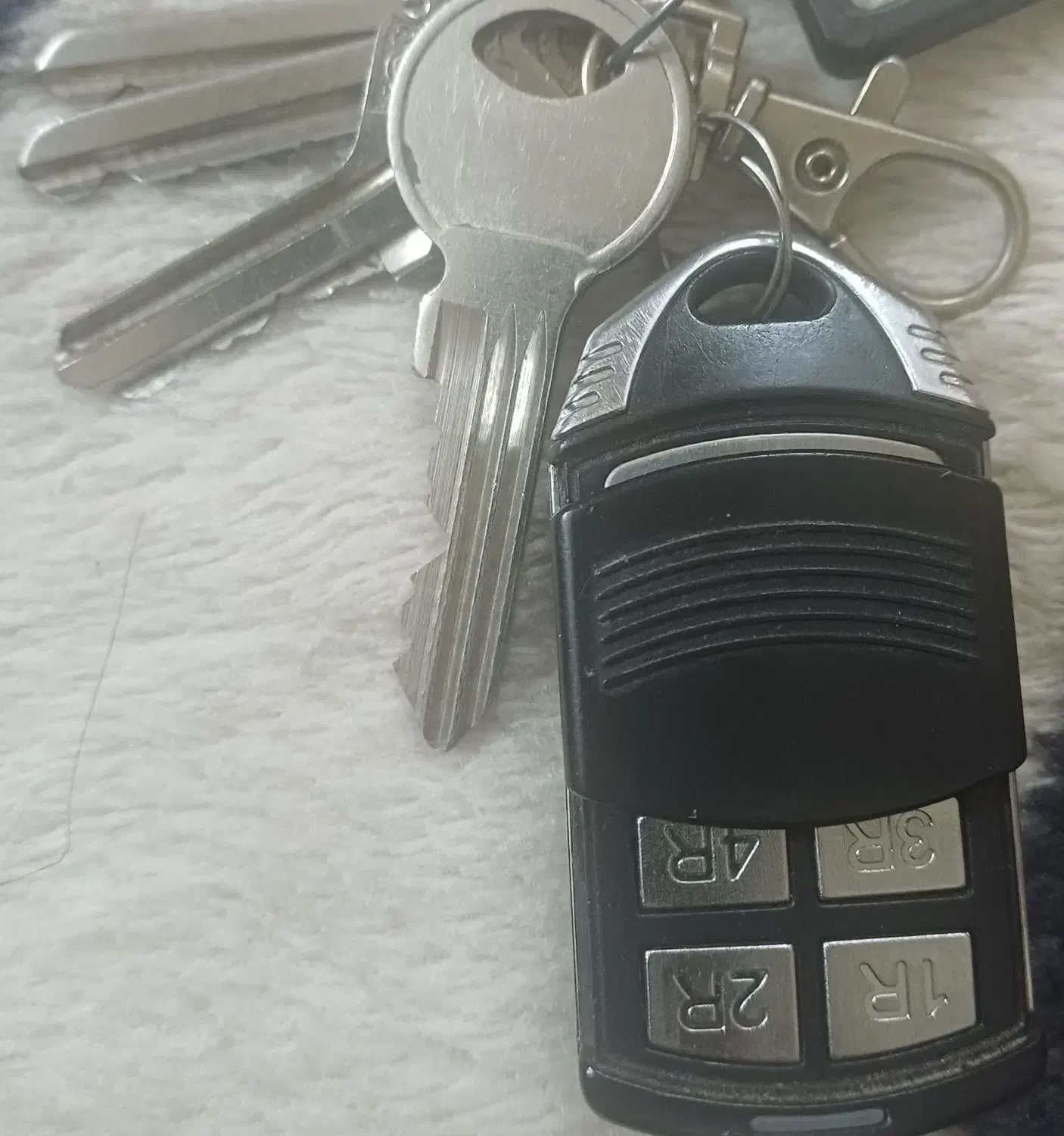 یه دسته کلید به همراه ریموت گم شده|اشیا|اسفراین, |دیوار