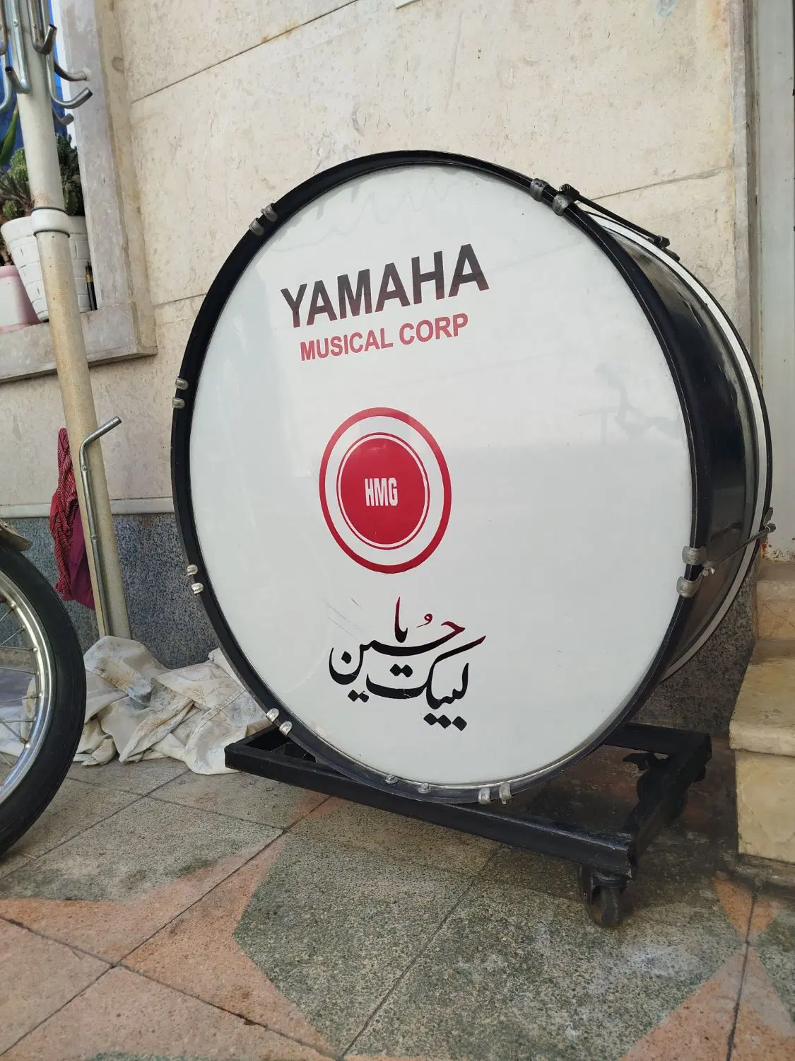 طبل نو|درام و پرکاشن|شیراز, شریف‌آباد|دیوار