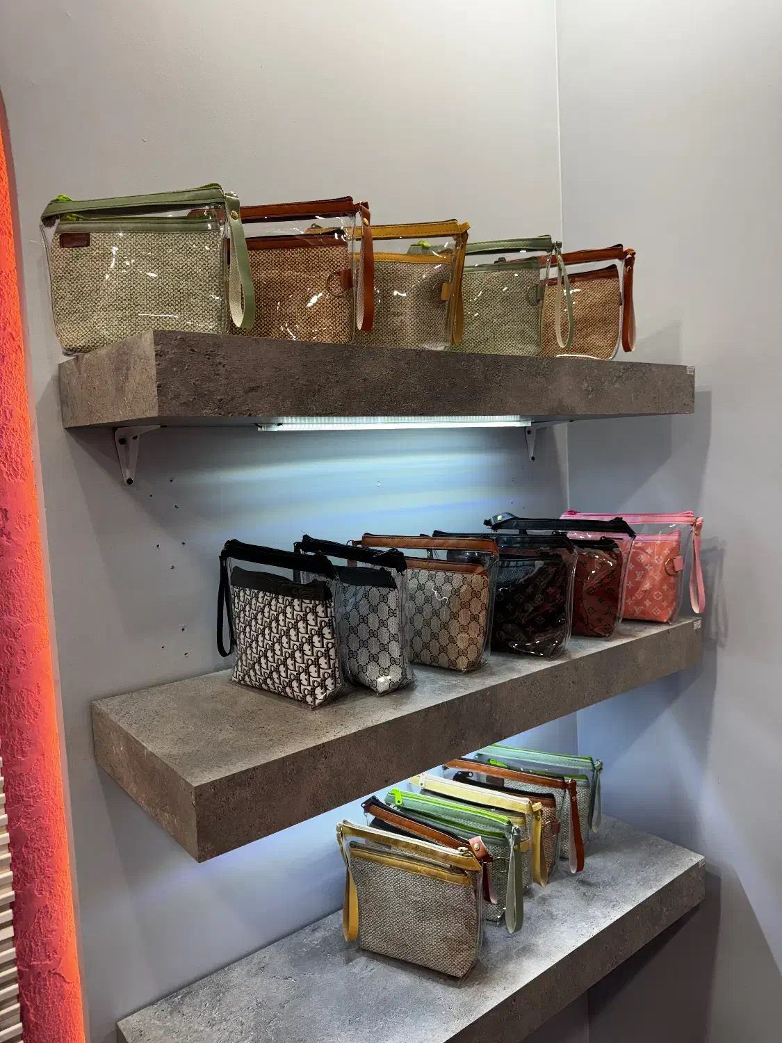 شلف دیواری پایه مخفی|کتابخانه، شلف، قفسه‌های دیواری|تهران, باغ فیض|دیوار