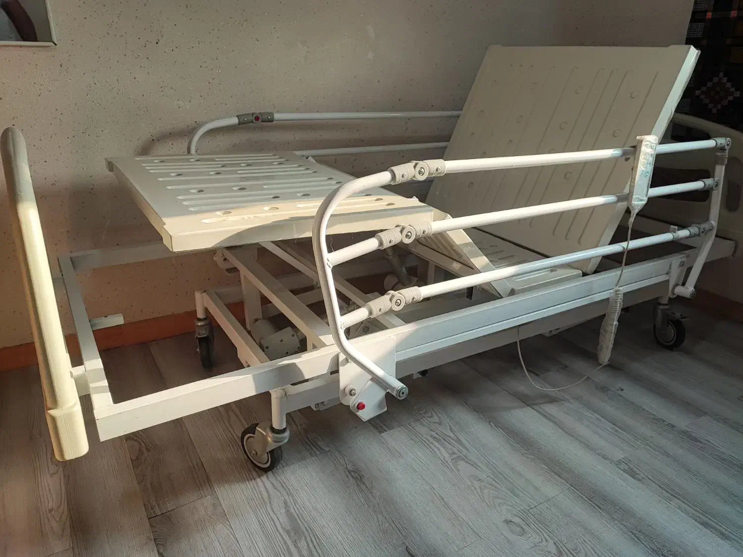 تخت بیمارستانی ۳ شکن برقی با تشک مواج در حد نو|آرایشی، بهداشتی، درمانی|رشت, شالکو|دیوار