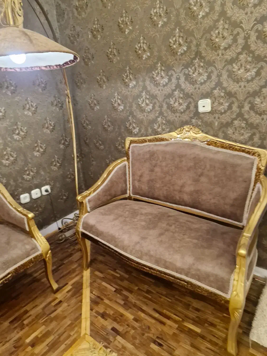 دو عدد مبل دونفره چوبی طلایی|مبلمان خانگی و میز عسلی|کرج, حسن آباد|دیوار