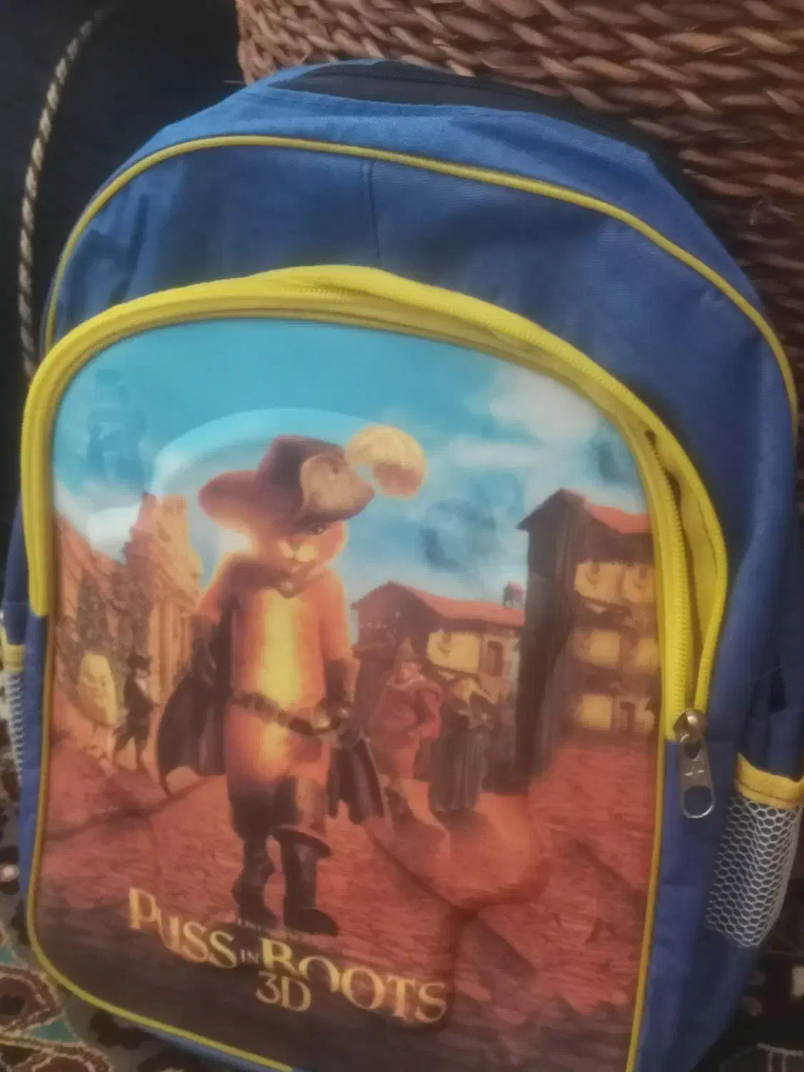 کیف مدرسه|کیف، کفش، کمربند|صدرا-فارس, فاز ۲|دیوار