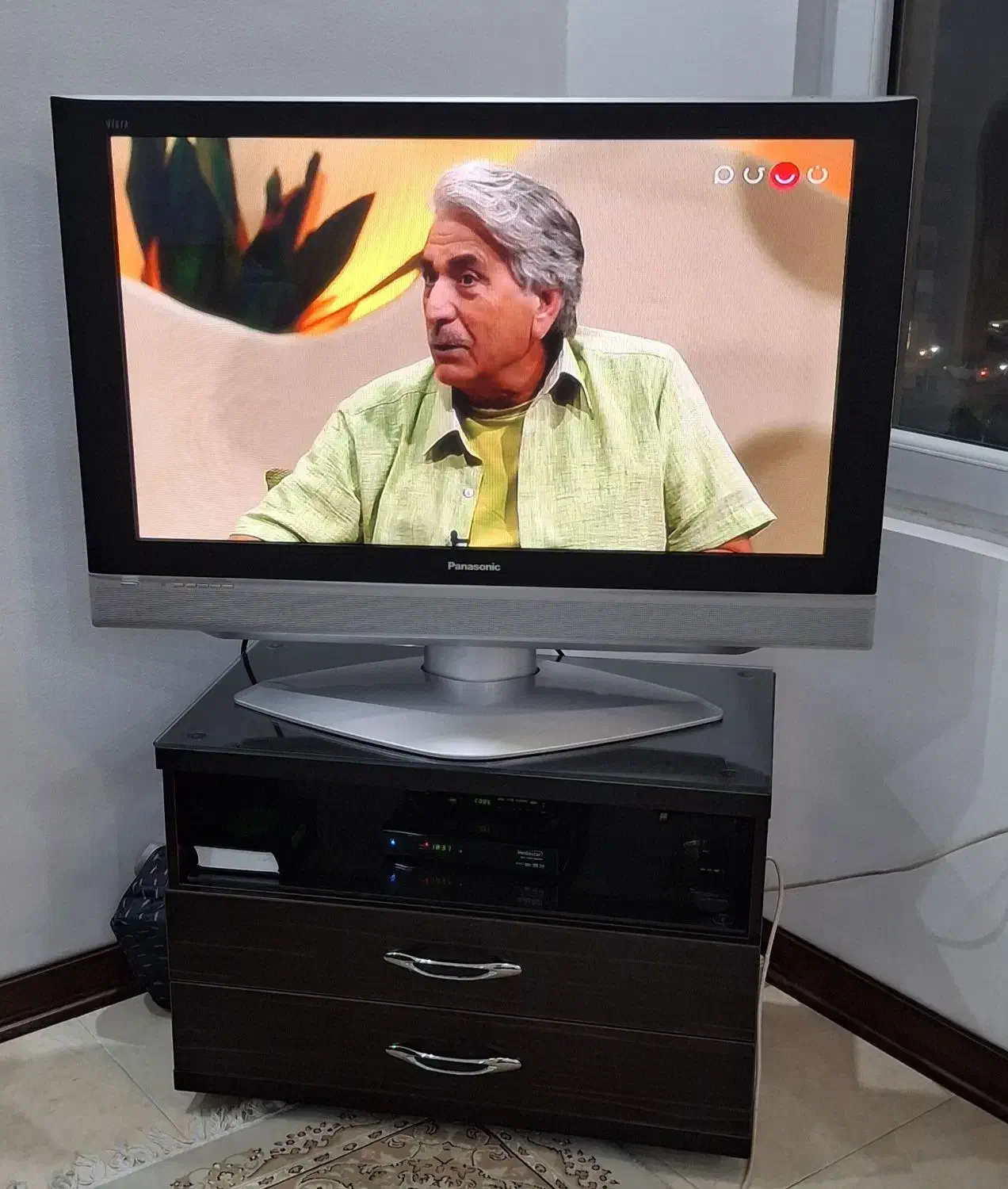 تلوزوین پاناسونیک به همراه میز|تلویزیون و پروژکتور|کیش, |دیوار