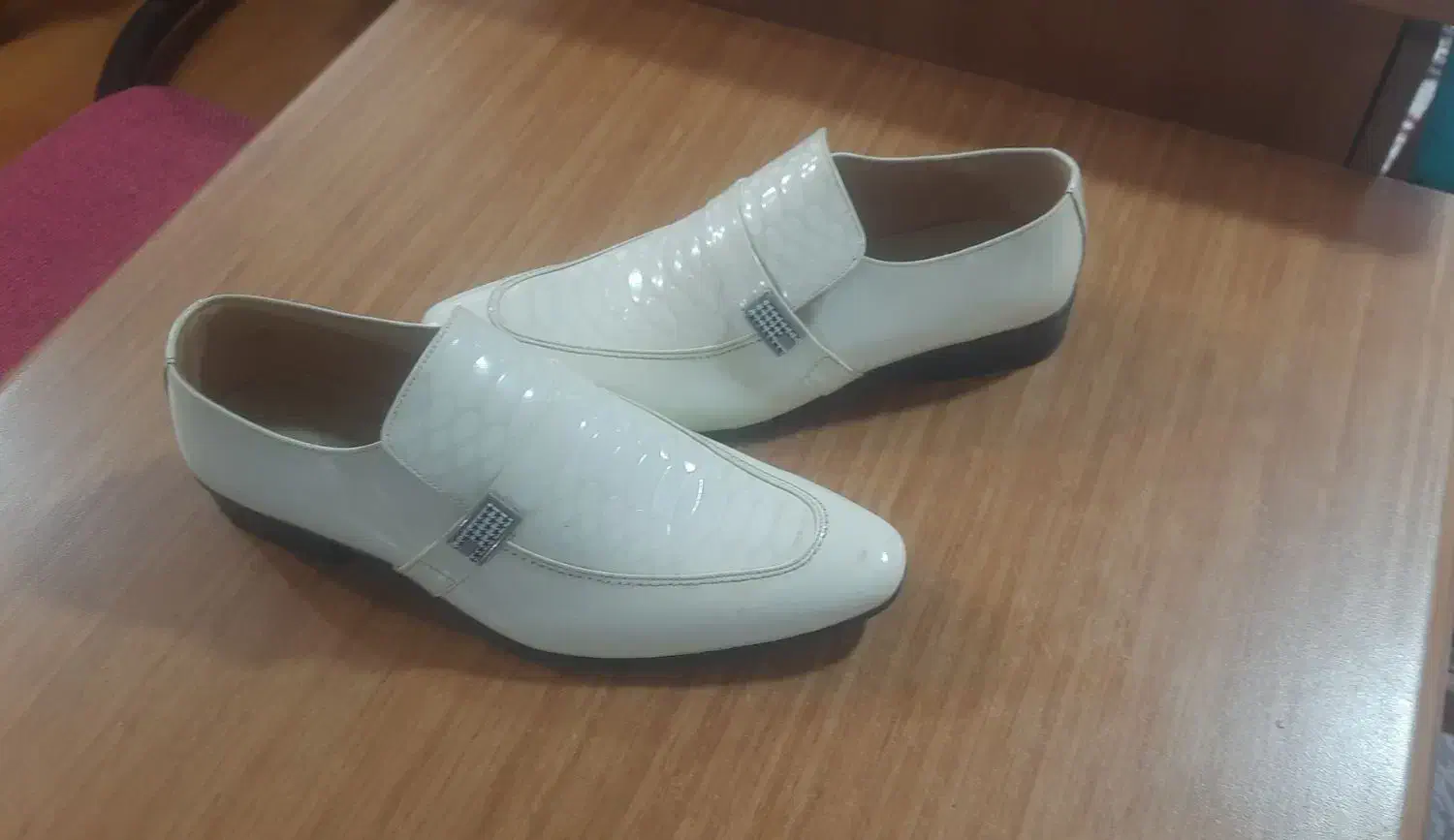 دو عدد کفش مجلسی|کیف، کفش، کمربند|رشت, چله خانه|دیوار