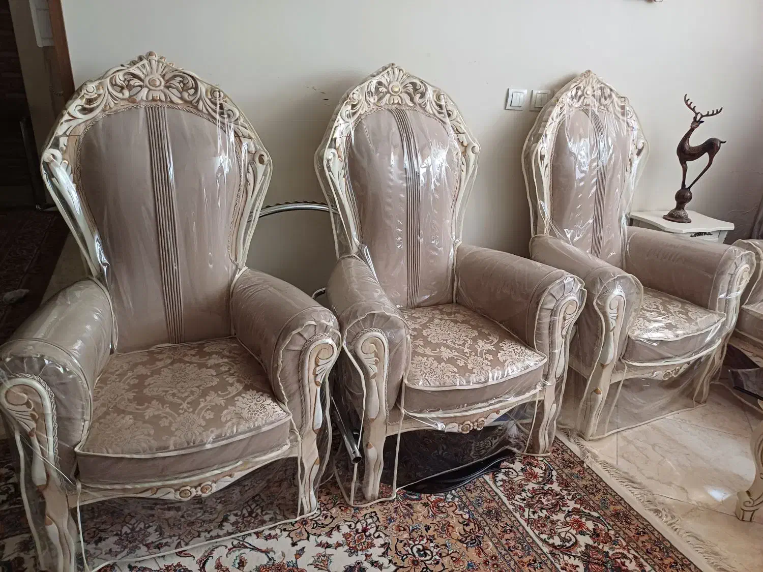 2دست مبلمان+ست ناهارخوری+میزهاشون+تخت سنتی|مبلمان خانگی و میز عسلی|اصفهان, جاوان|دیوار