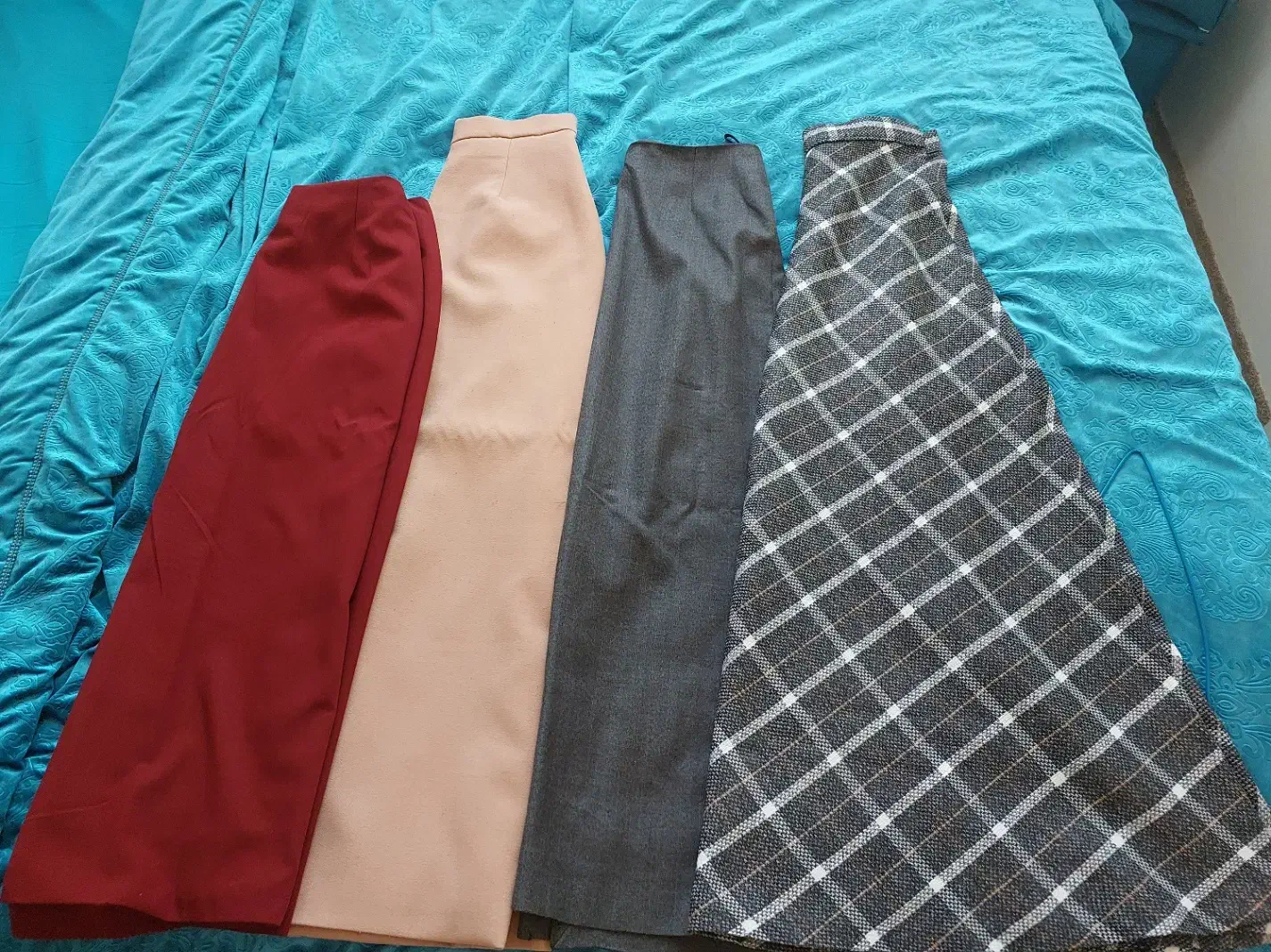 ۴ عدد دامن سایز ۴۰ به همراه یک جفت کفش سایز ۴۰|کیف، کفش، کمربند|تهران, مجیدآباد|دیوار