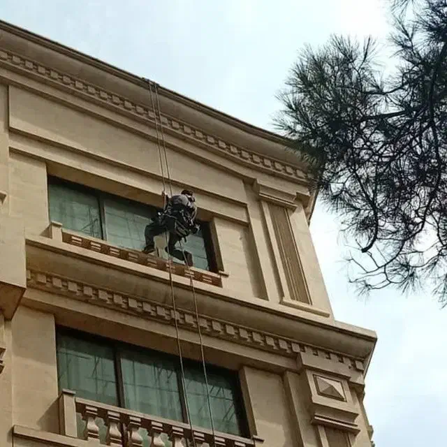 کار در ارتفاع بدون نیاز به داربست دسترسی به طناب|خدمات پیشه و مهارت|آمل, |دیوار