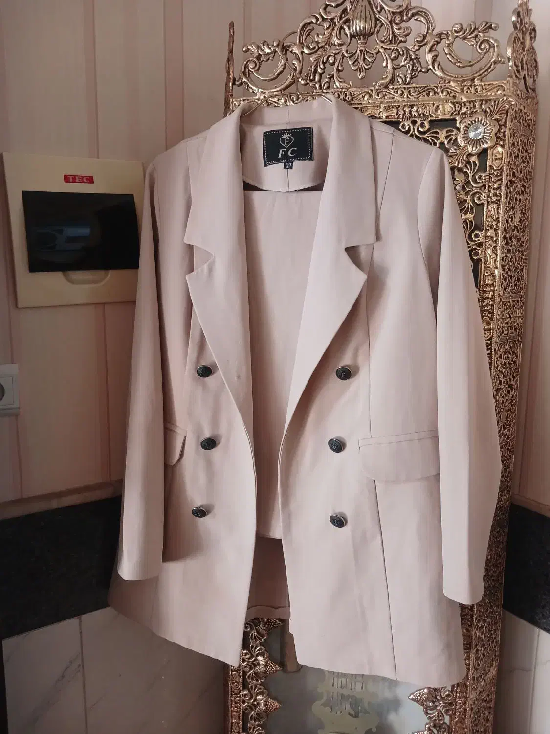 تعدادی لباس مناسب فصل|لباس|قم, چهل درخت‎|دیوار