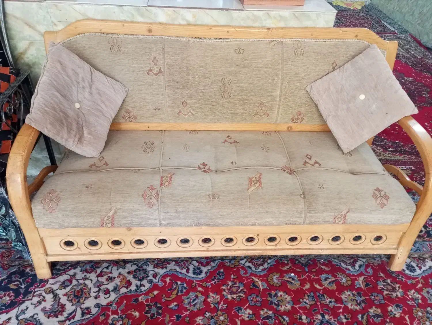 مبل چوبی سالم کم جا|مبلمان خانگی و میز عسلی|نیشابور, دربقاضی|دیوار