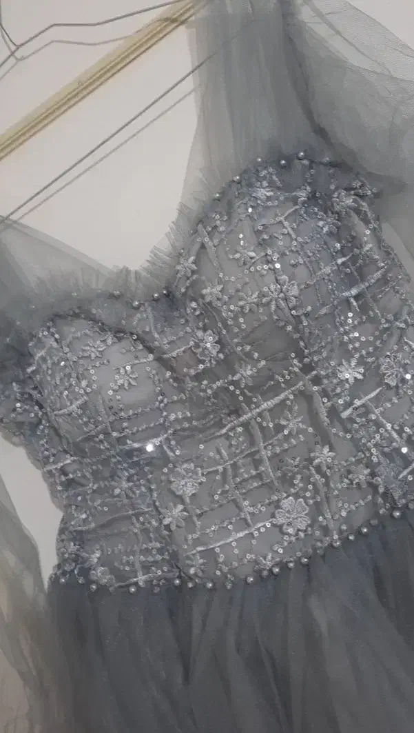 لباس شب (لباس مجلسی)|لباس|تربت‌حیدریه, آبشار|دیوار