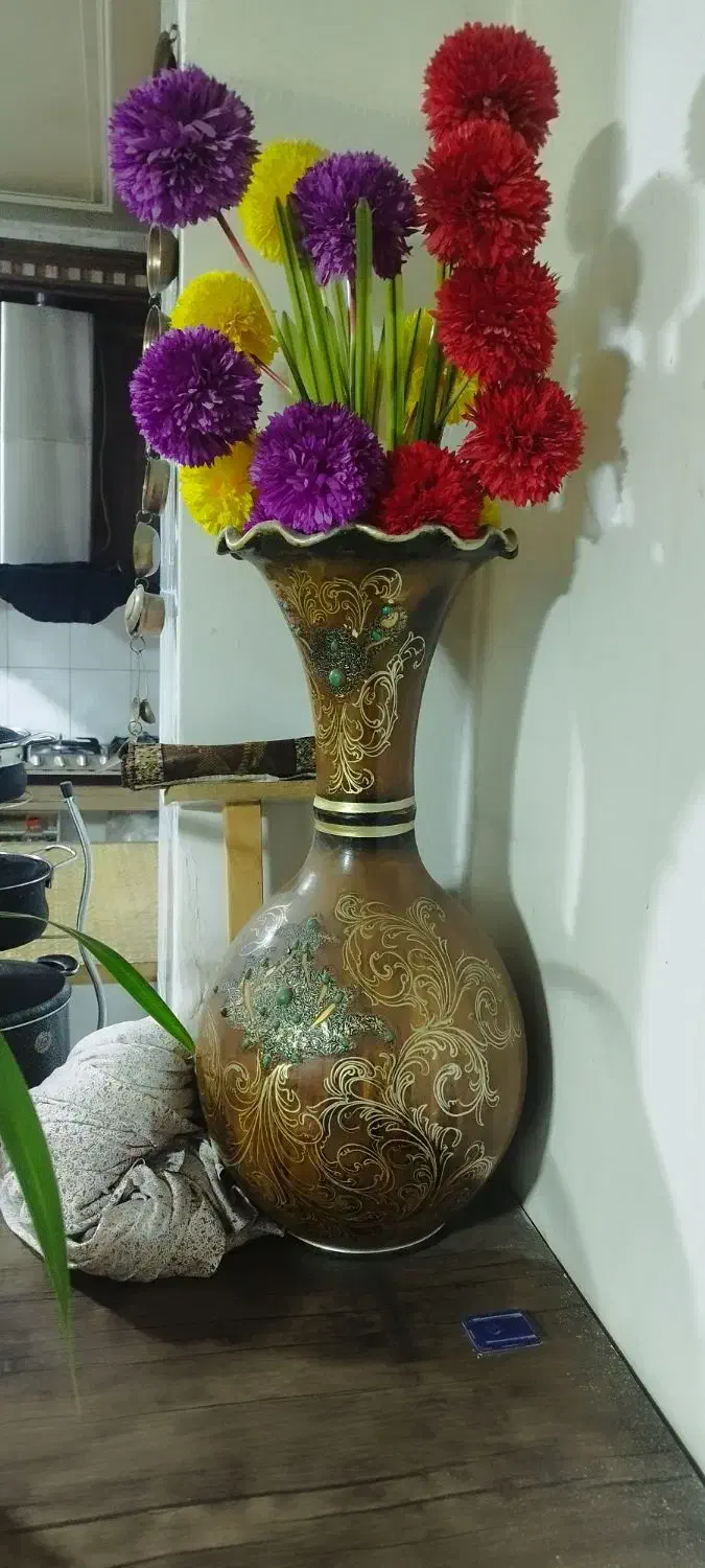 بوفه ، سه عدد گلدان مصنوعی تزینی ، سه عدد صندلی ،|بوفه، ویترین، کنسول|فولادشهر, B2|دیوار