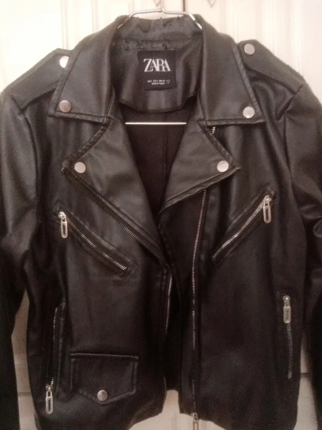 کت چرم|لباس|قرچک, میرزائی شمالی|دیوار