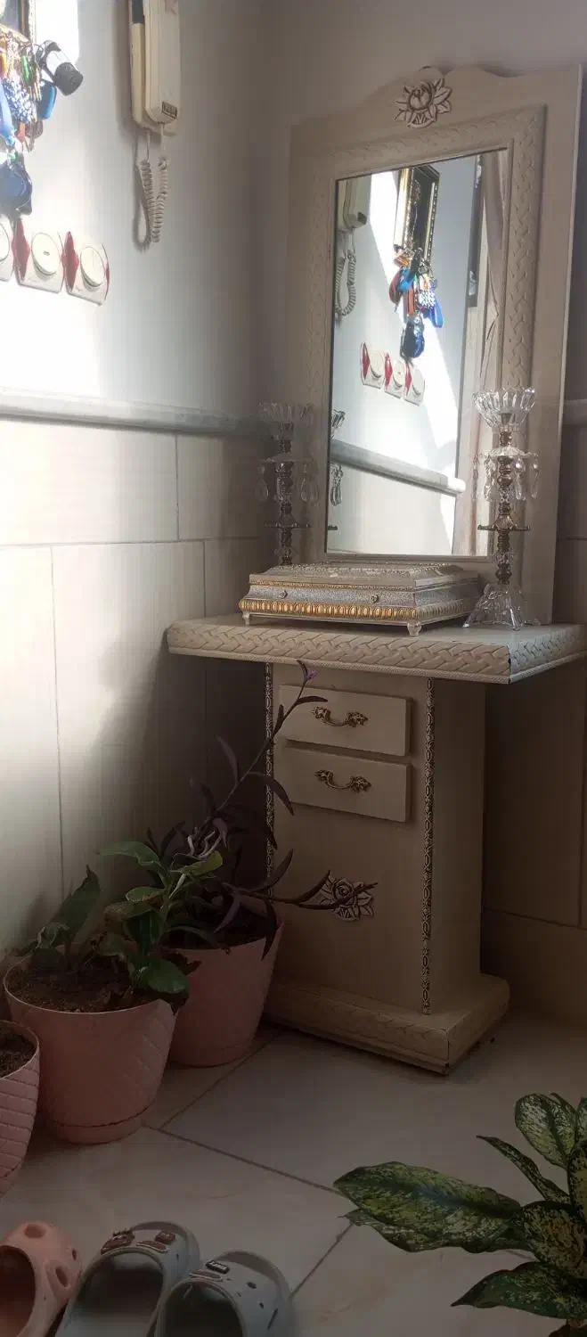 آینه|آینه|نیشابور, گنبد سبز|دیوار