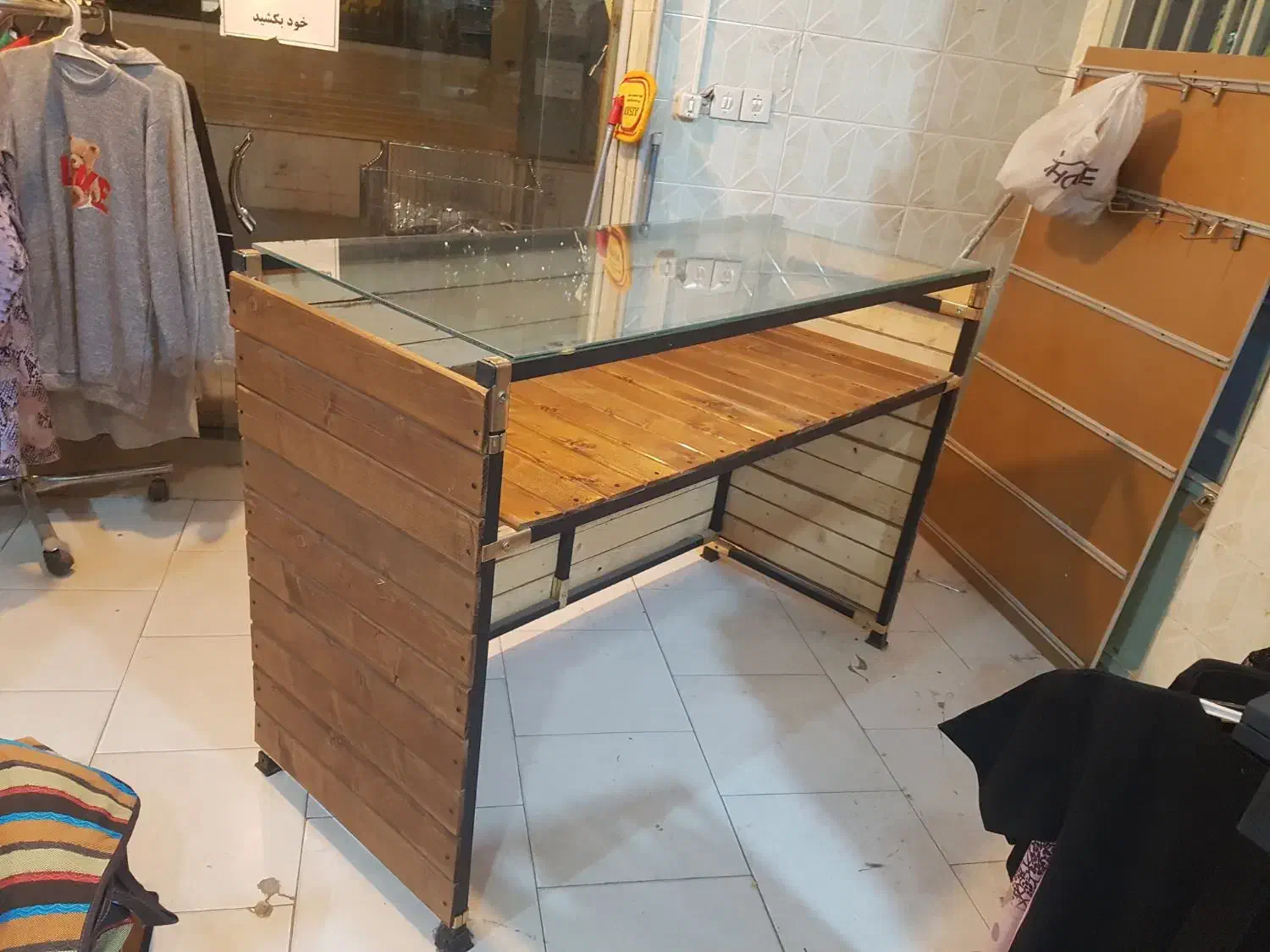 میز ویترین چوبی|فروشگاه و مغازه|فولادشهر, B2|دیوار