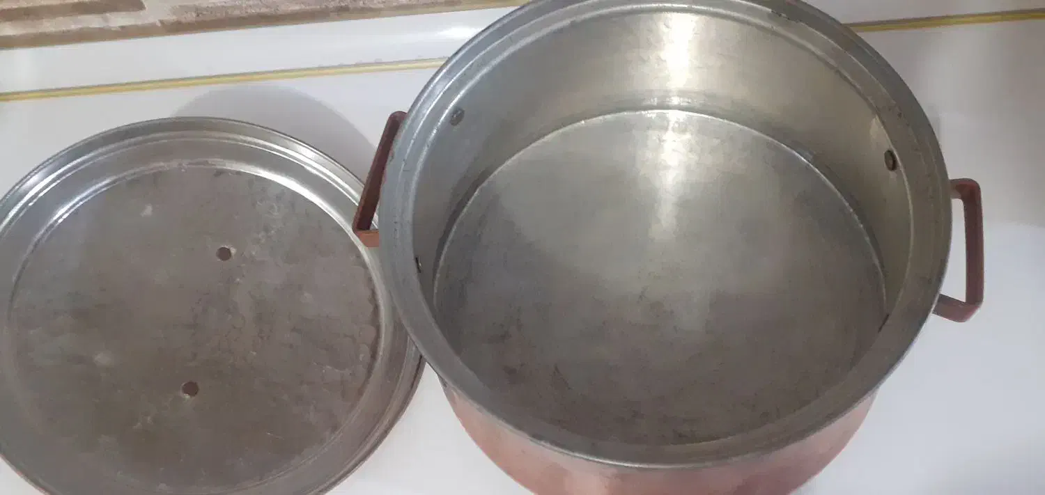 قابلمه مسی|ظروف پخت‌وپز|قدس, شهر‌قدس|دیوار