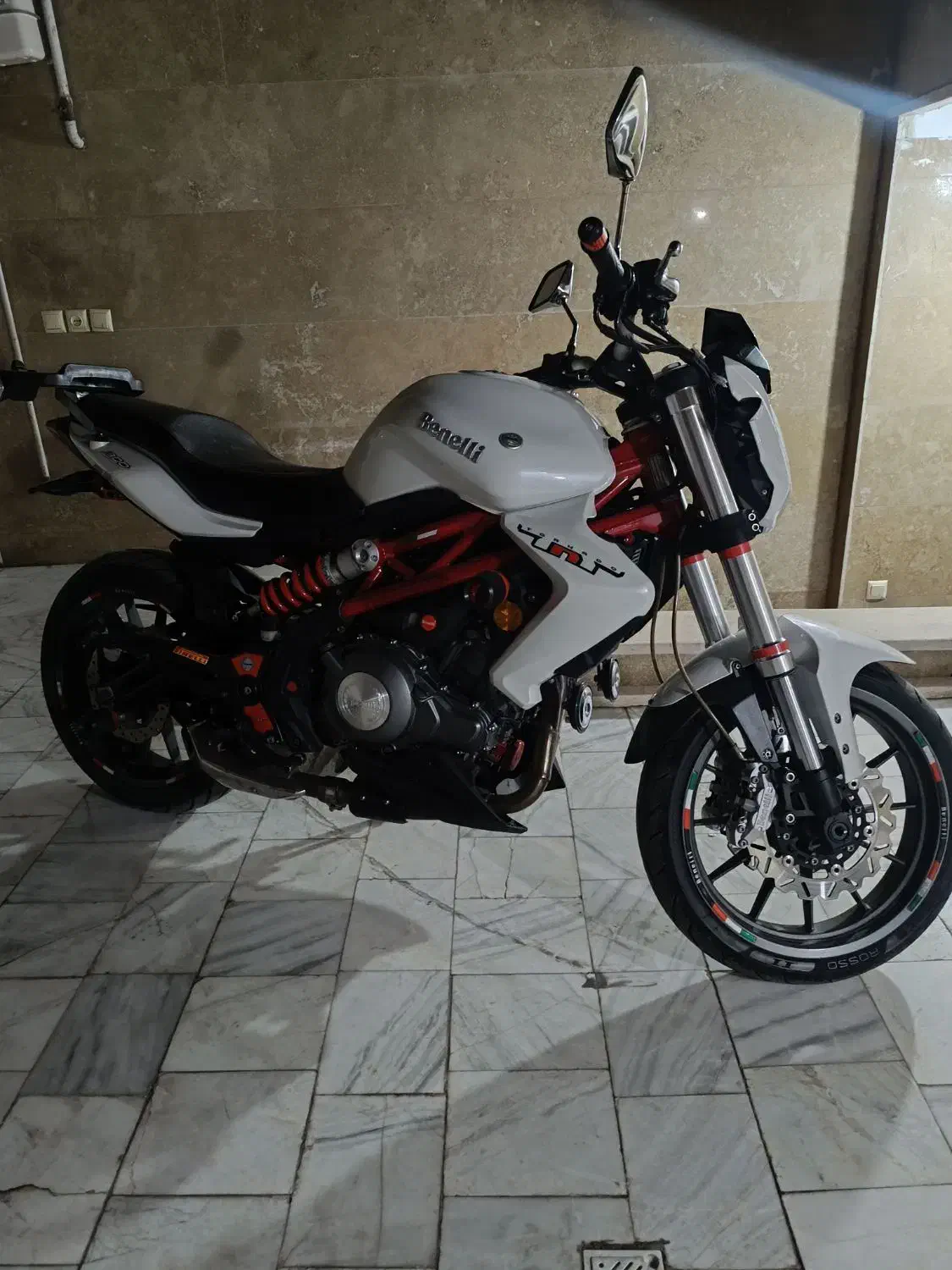 بنلی ۳۰۰|موتورسیکلت|قم, دروازه چوبی|دیوار