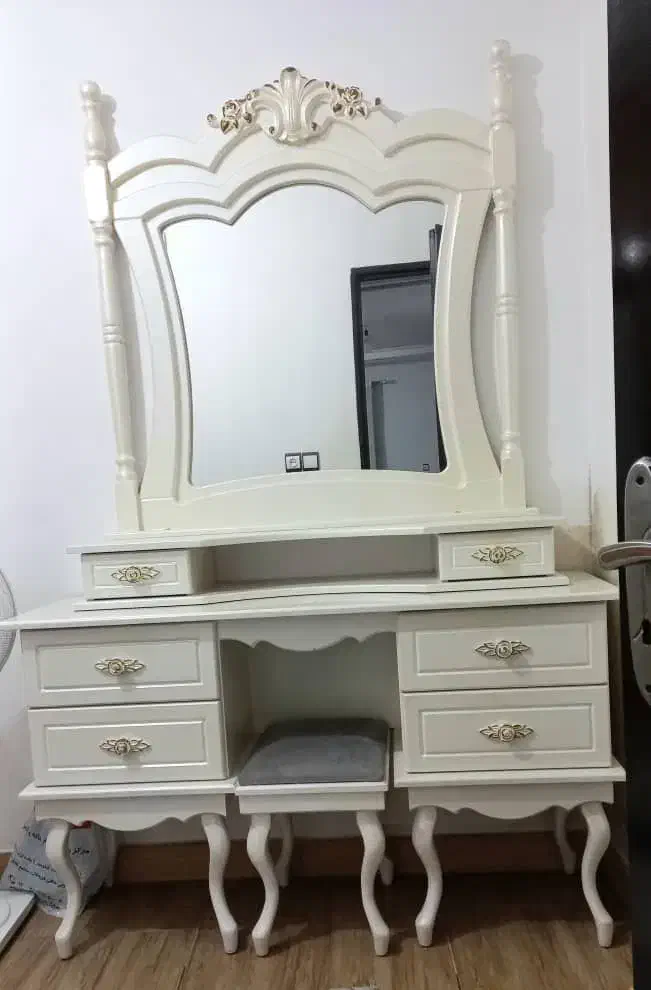 میز آرایشی|میز و صندلی غذاخوری|رشت, معلم|دیوار