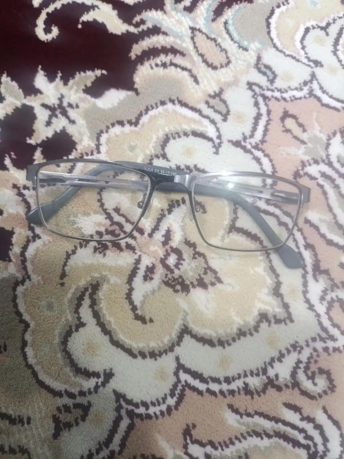 عینک پیداکردم|اشیا|دهگلان, |دیوار