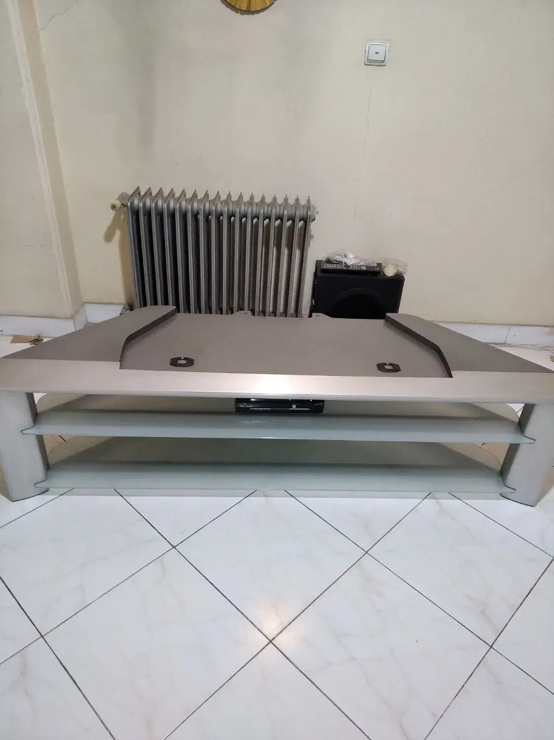 میز تلویزون جا دار زیبا نقره ای سالم وشیک|میز تلویزیون|تهران, صادقیه|دیوار