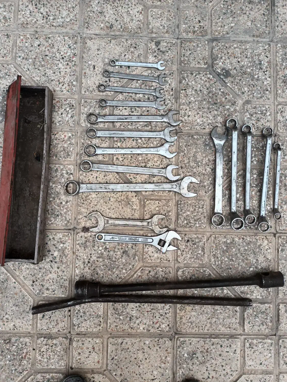 مقداری آچار و دو عدد گیر پمپ و آچار چرخ با دسته|قطعات یدکی و لوازم جانبی|اصفهان, شیخ اشراق|دیوار