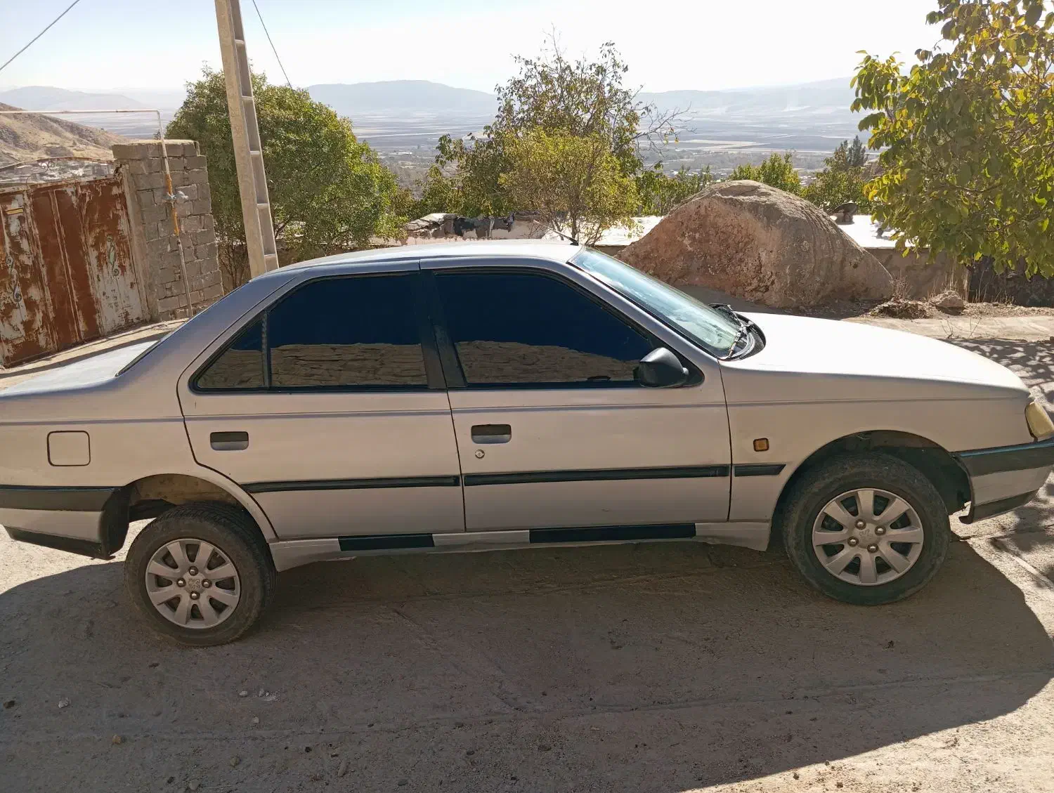 پژو ۴۰۵ نقره ای دوررنگ موتور سالم گیربکس سالم|خودرو سواری و وانت|دالاهو, |دیوار