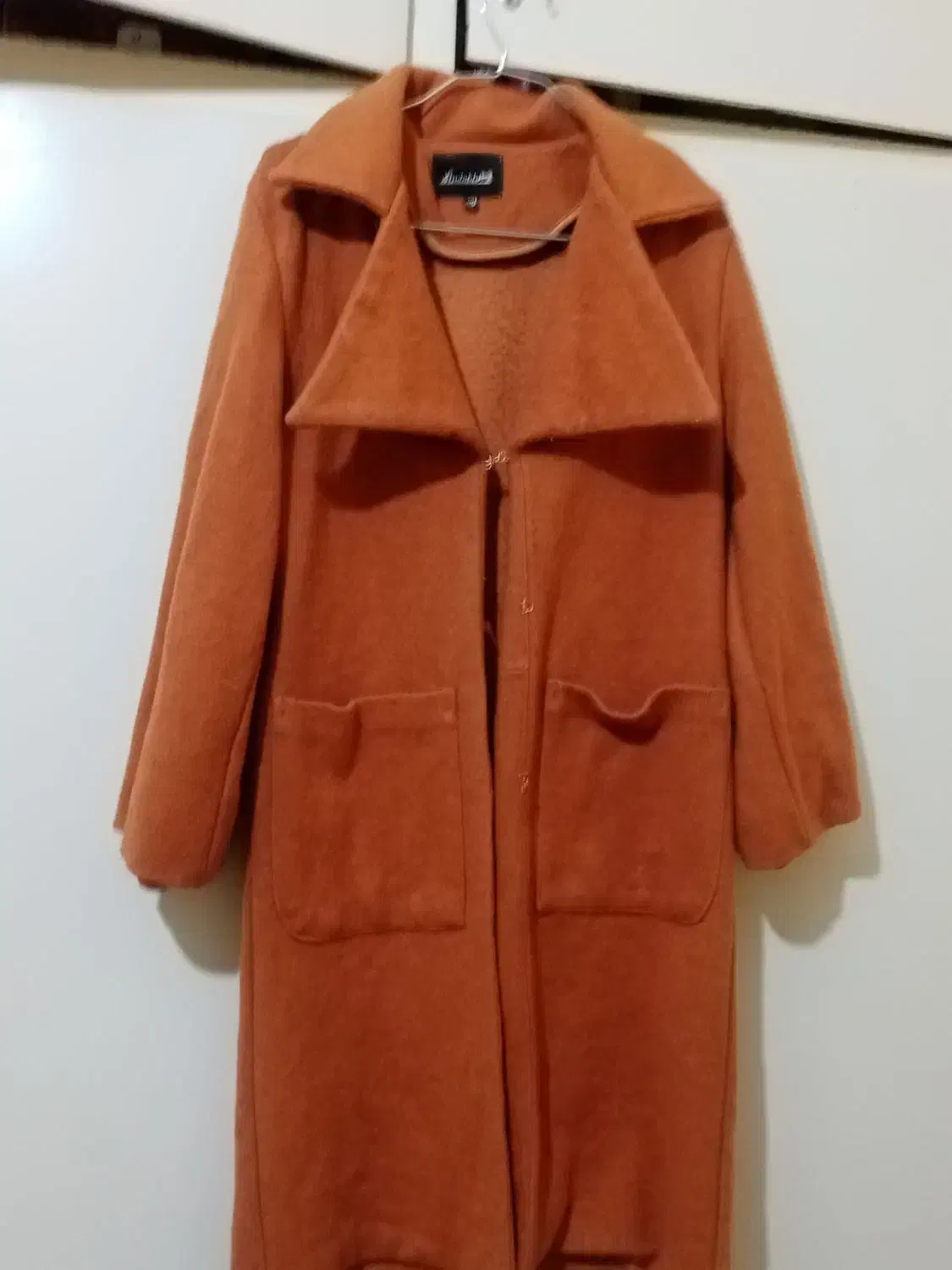 پالتووکاپشن|لباس|اقلید, |دیوار