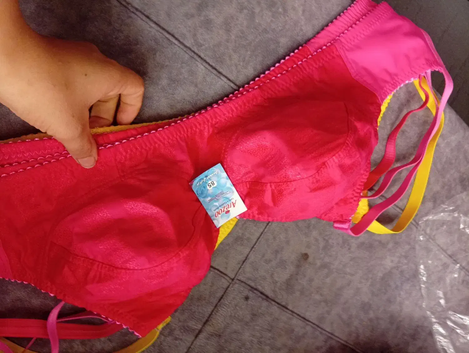 سوتین معمولی|لباس|دوگنبدان, |دیوار