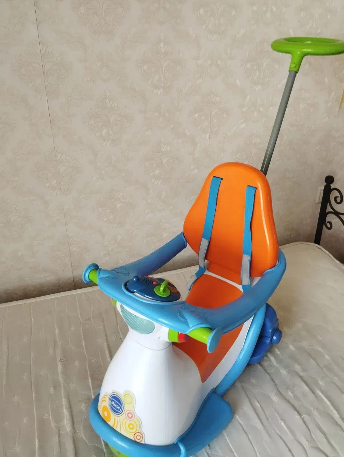 ماشین شارژی و صندلی و روروئک|اسباب‌بازی بچه|اصفهان, باغ نگاره|دیوار