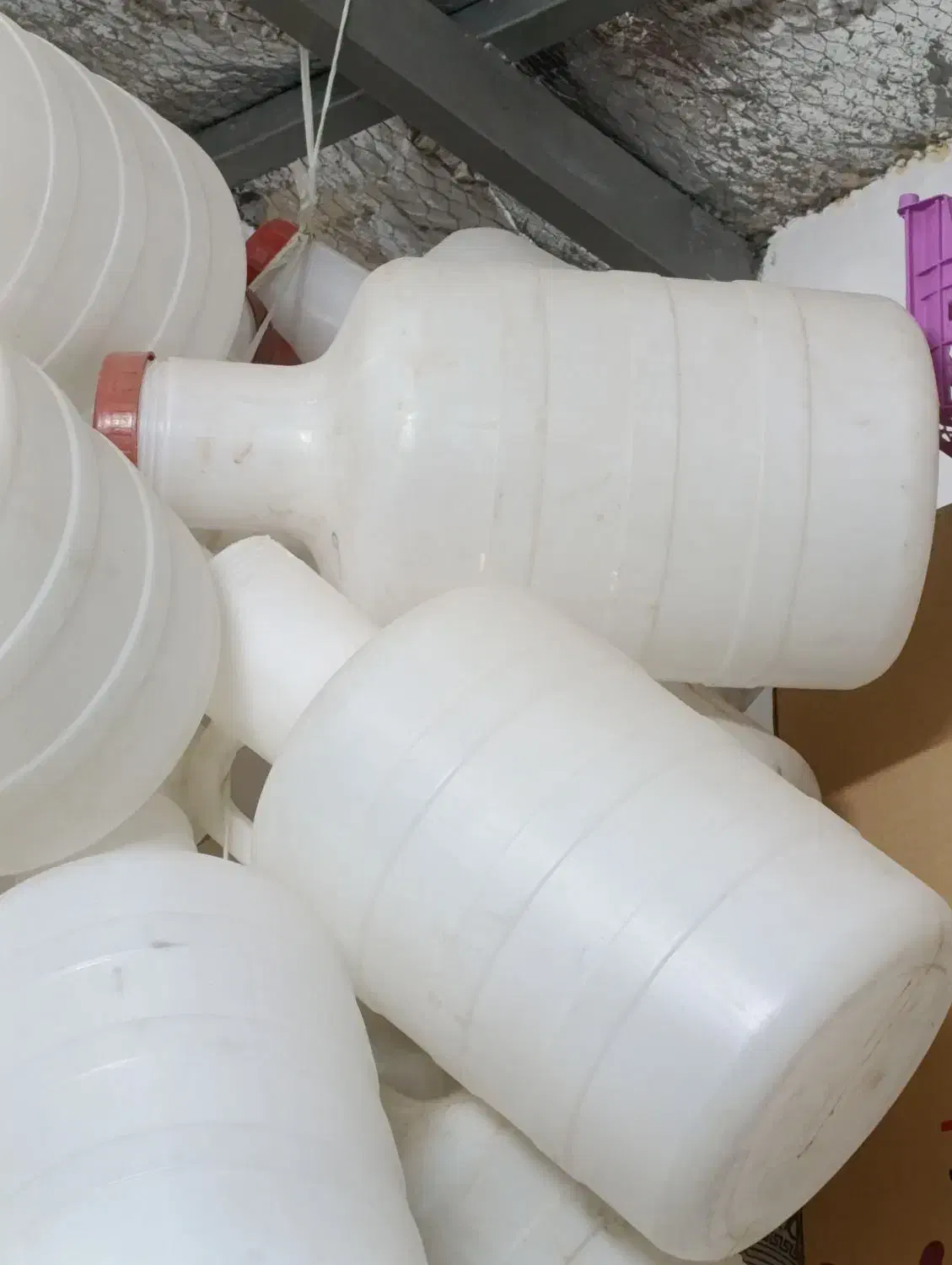 تعدادی دبه خیارشور|ظروف نگهدارنده، پلاستیکی، یک‌بارمصرف|اراک, |دیوار