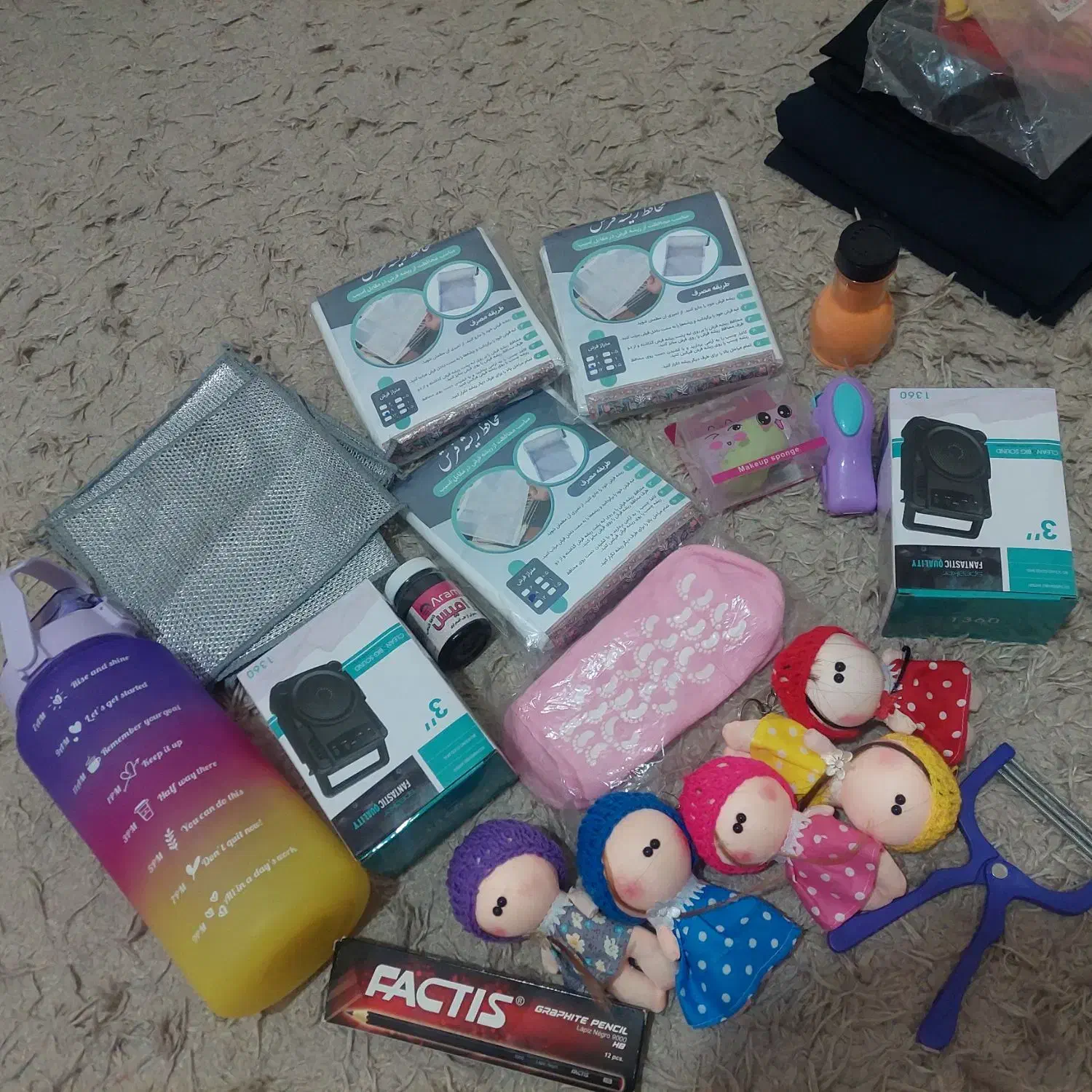 تعدادی وسیله|لباس|شاهین‌شهر, عطار|دیوار