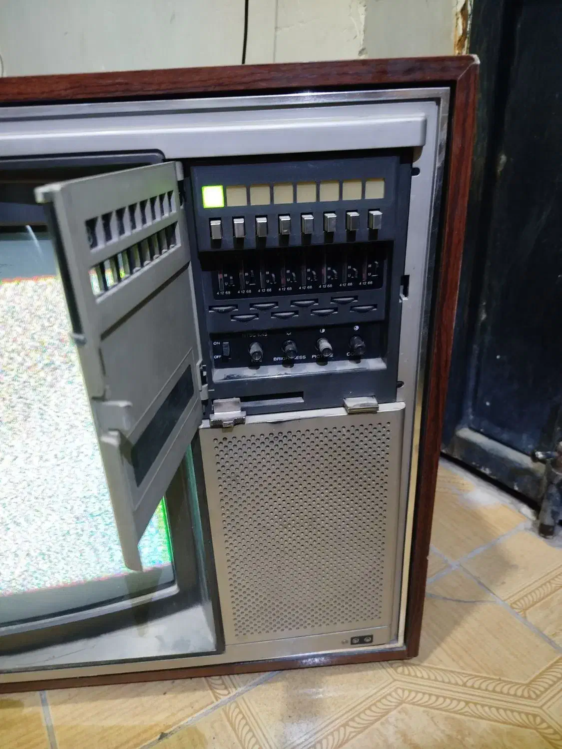 تلوزیون قدیمی سونی|تلویزیون و پروژکتور|شیراز, کوشک میدان|دیوار