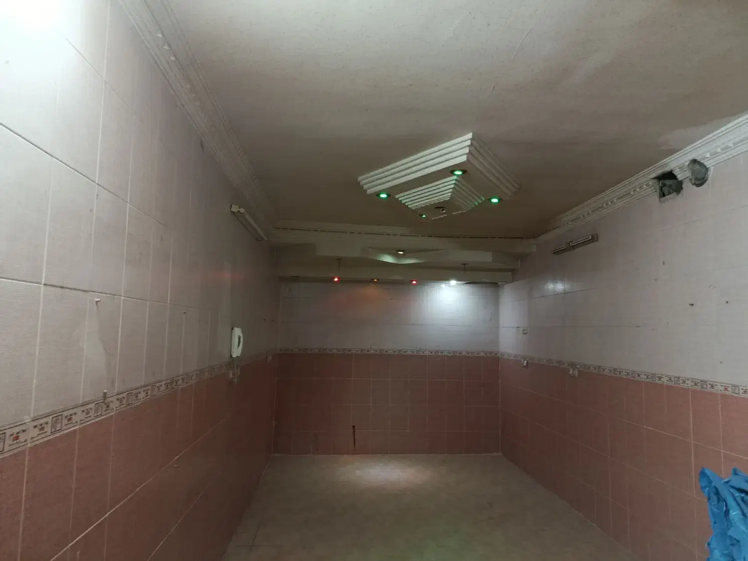 مغازه تجاری ، انباری|اجارهٔ مغازه و غرفه|اصفهان, حصه جنوبی|دیوار