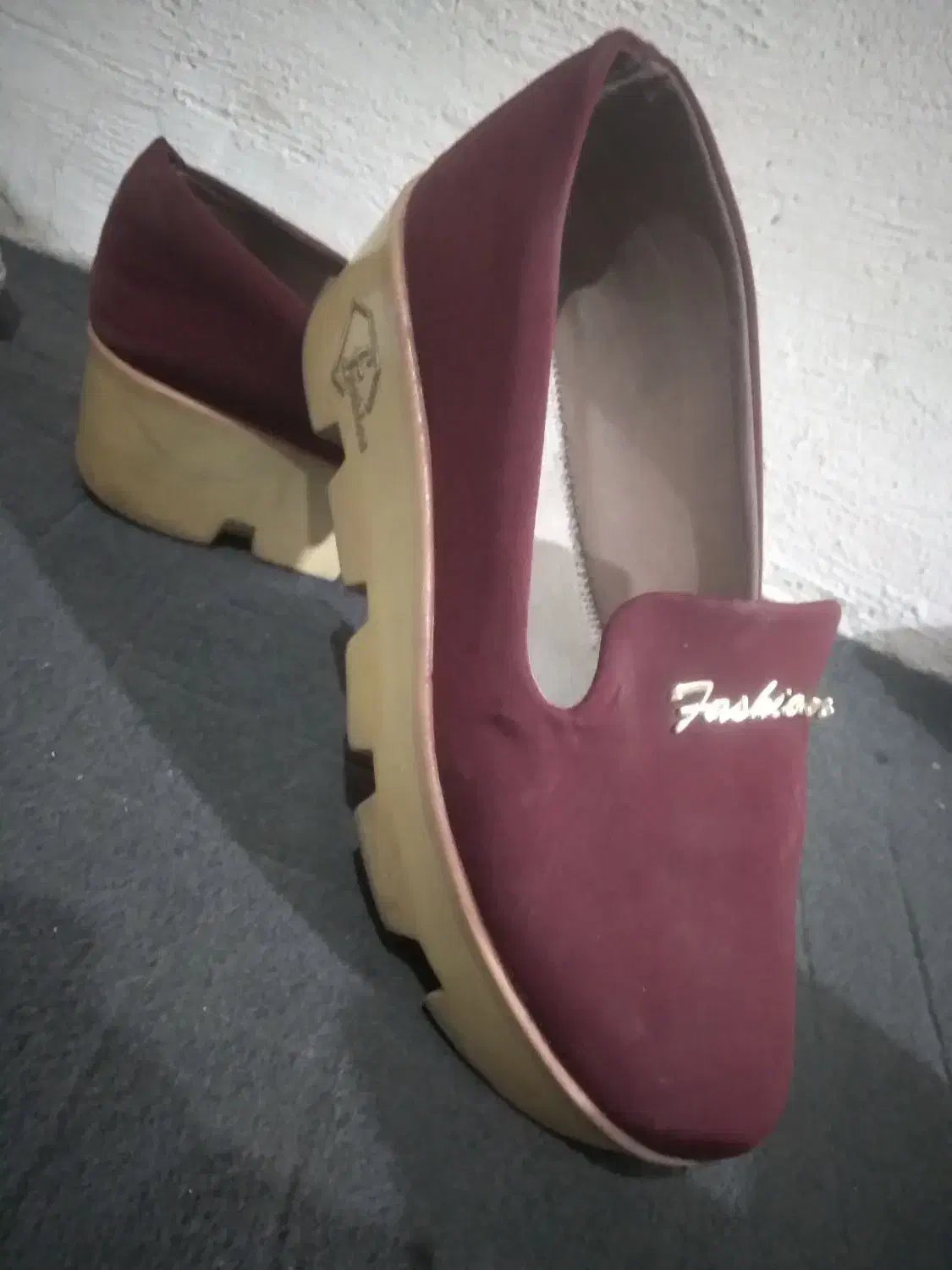 کتانی پوشیده شده|کیف، کفش، کمربند|رباط‌کریم, الارد|دیوار