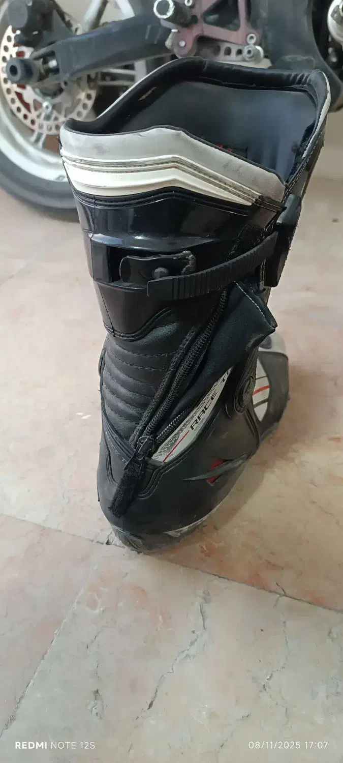 لباس موتورسواری|لباس|اصفهان, سرچشمه|دیوار