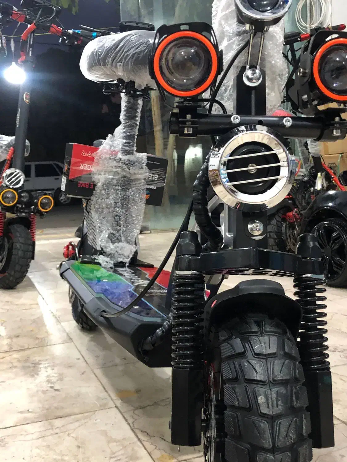 اسکوتر برقی|دوچرخه، اسکیت، اسکوتر|برخوار, |دیوار