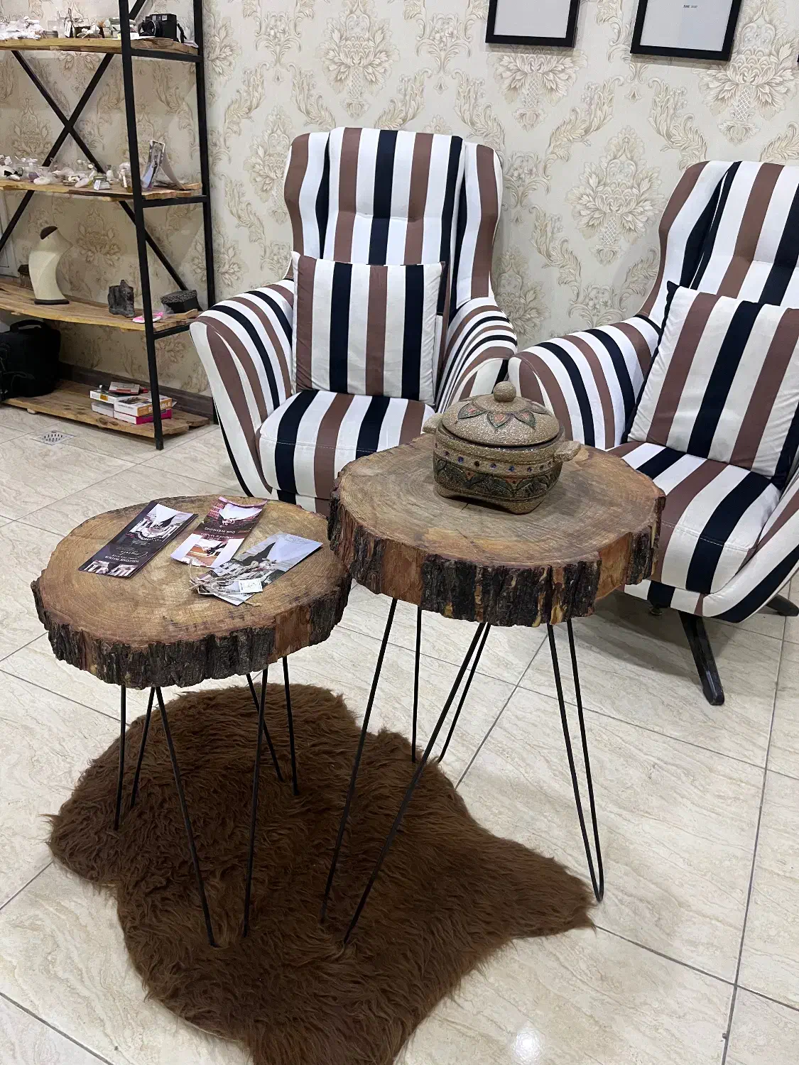 دو عدد مبل تکی با پایه چرخ دار بهمراه میزهای جلو|مبلمان خانگی و میز عسلی|سیرجان, |دیوار