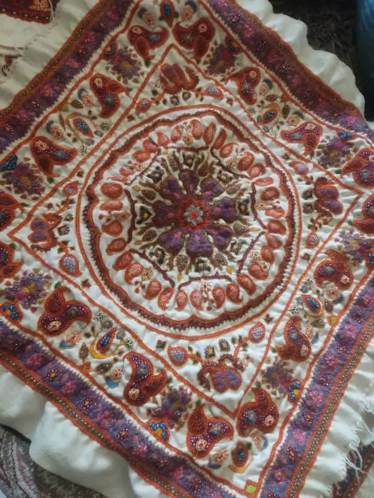 به تعدادی دوزنده نگینی نیازمندیم|استخدام هنری و رسانه|کرمان, |دیوار