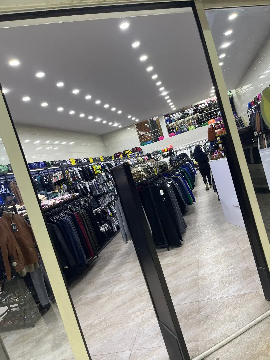 استخدام فروشنده آقا و خانوم در فروشگاه لباسفروشی|استخدام بازاریابی و فروش|اهواز, کوروش|دیوار