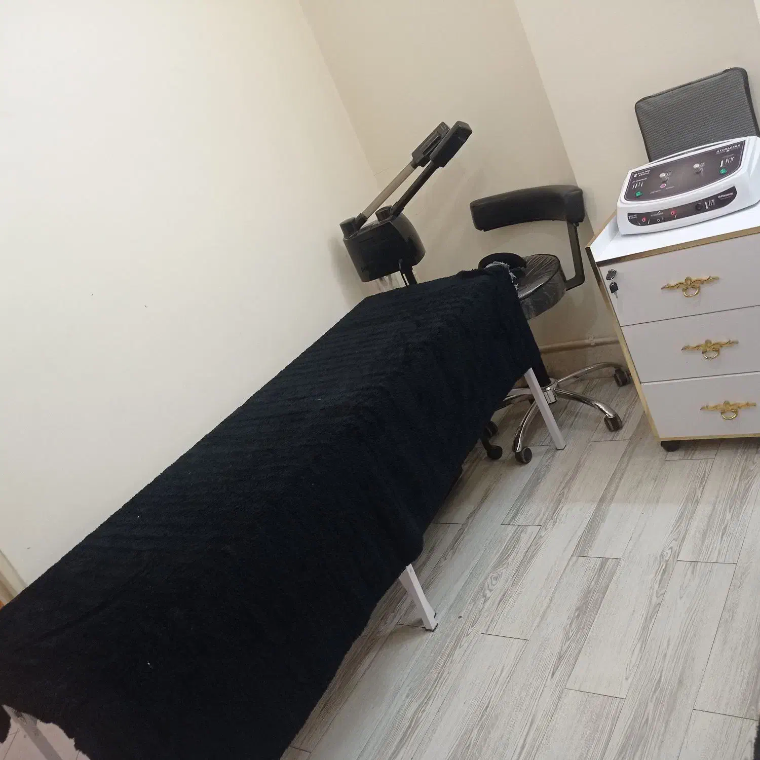 اجاره صندلی در سالن زیبایی و آموزشگاه|خدمات آرایشگری و زیبایی|اصفهان, خرم|دیوار