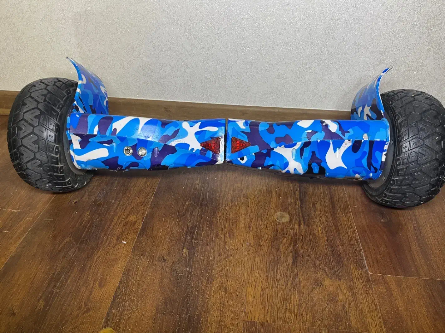 اسکوتر برقی|دوچرخه، اسکیت، اسکوتر|میانه, |دیوار