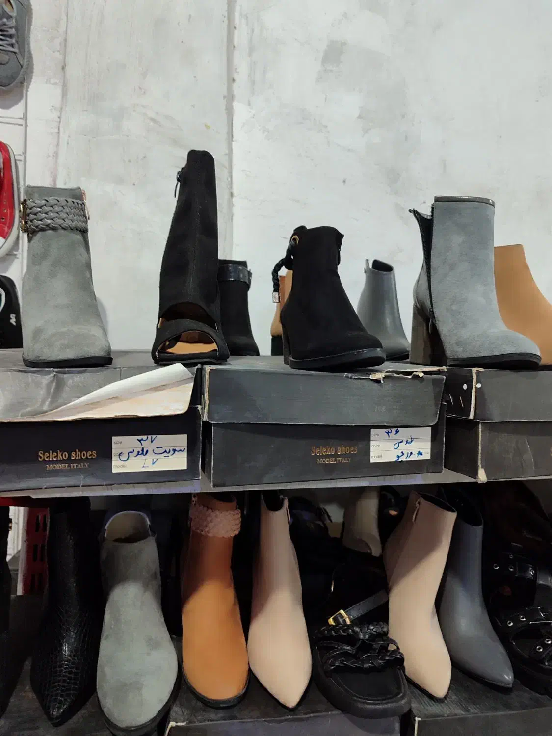 حدود ۱۵۰ جفت کفش نیم بوت زنانه|کیف، کفش، کمربند|داراب, |دیوار