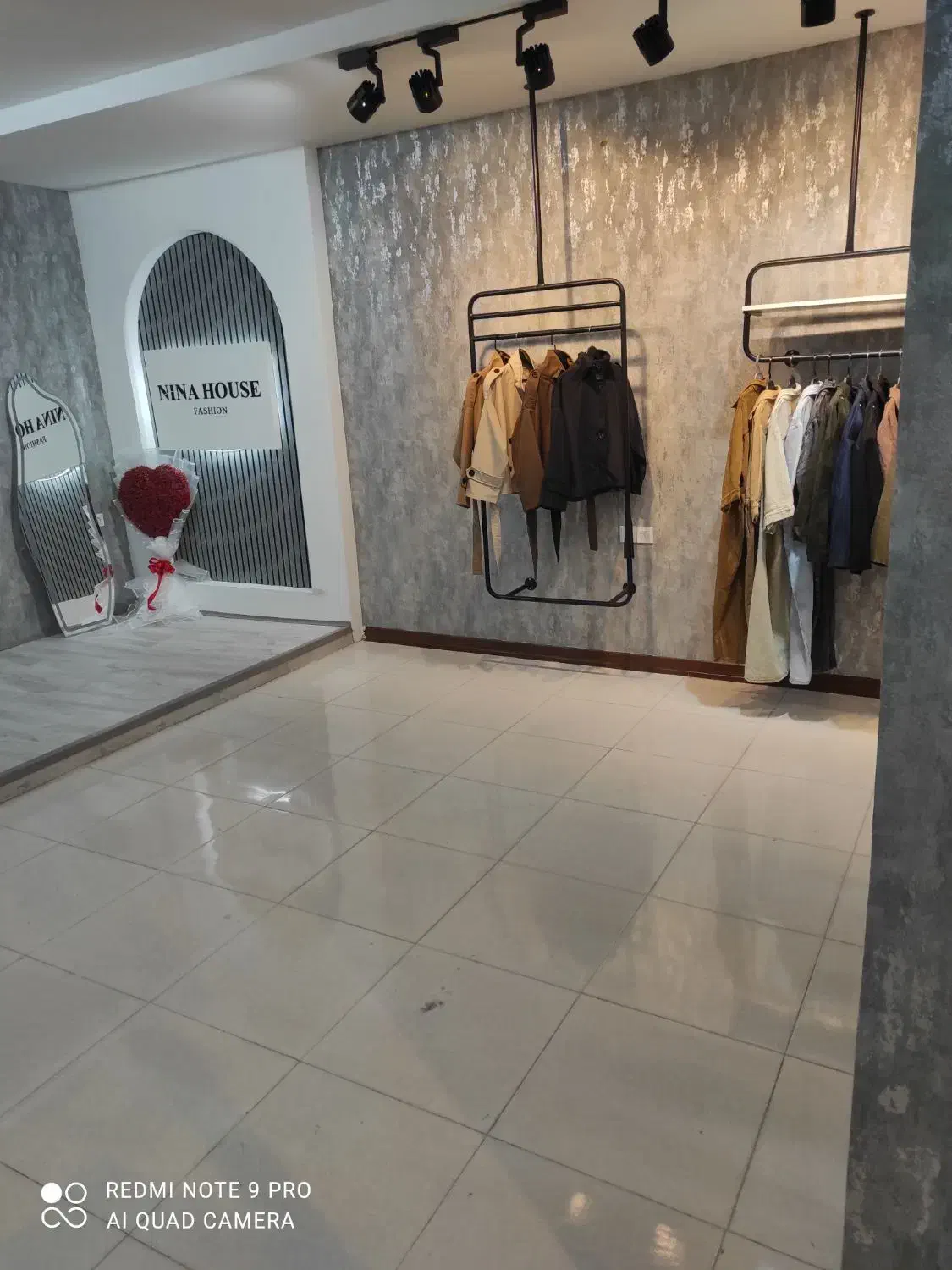 استخدام خانم فروشنده حضوری در مزون|استخدام بازاریابی و فروش|خرم‌آباد, |دیوار