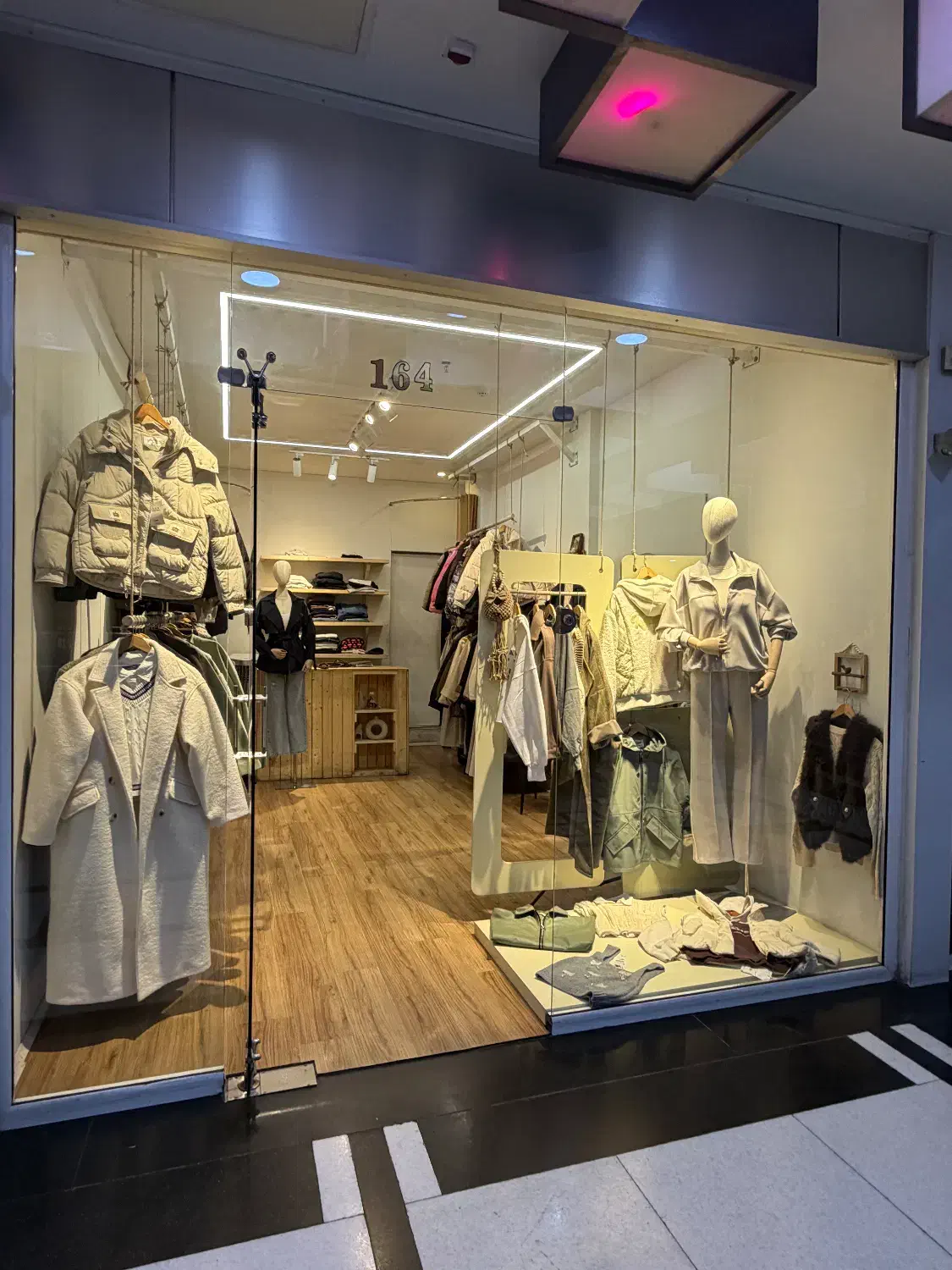 استخدام فروشنده خانم (صنف پوشاک زنانه و دخترانه)|استخدام بازاریابی و فروش|تهران, صد دستگاه|دیوار