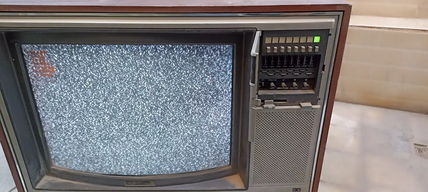 تلویزیون قدیمی|کلکسیون اشیاء عتیقه|یزد, |دیوار