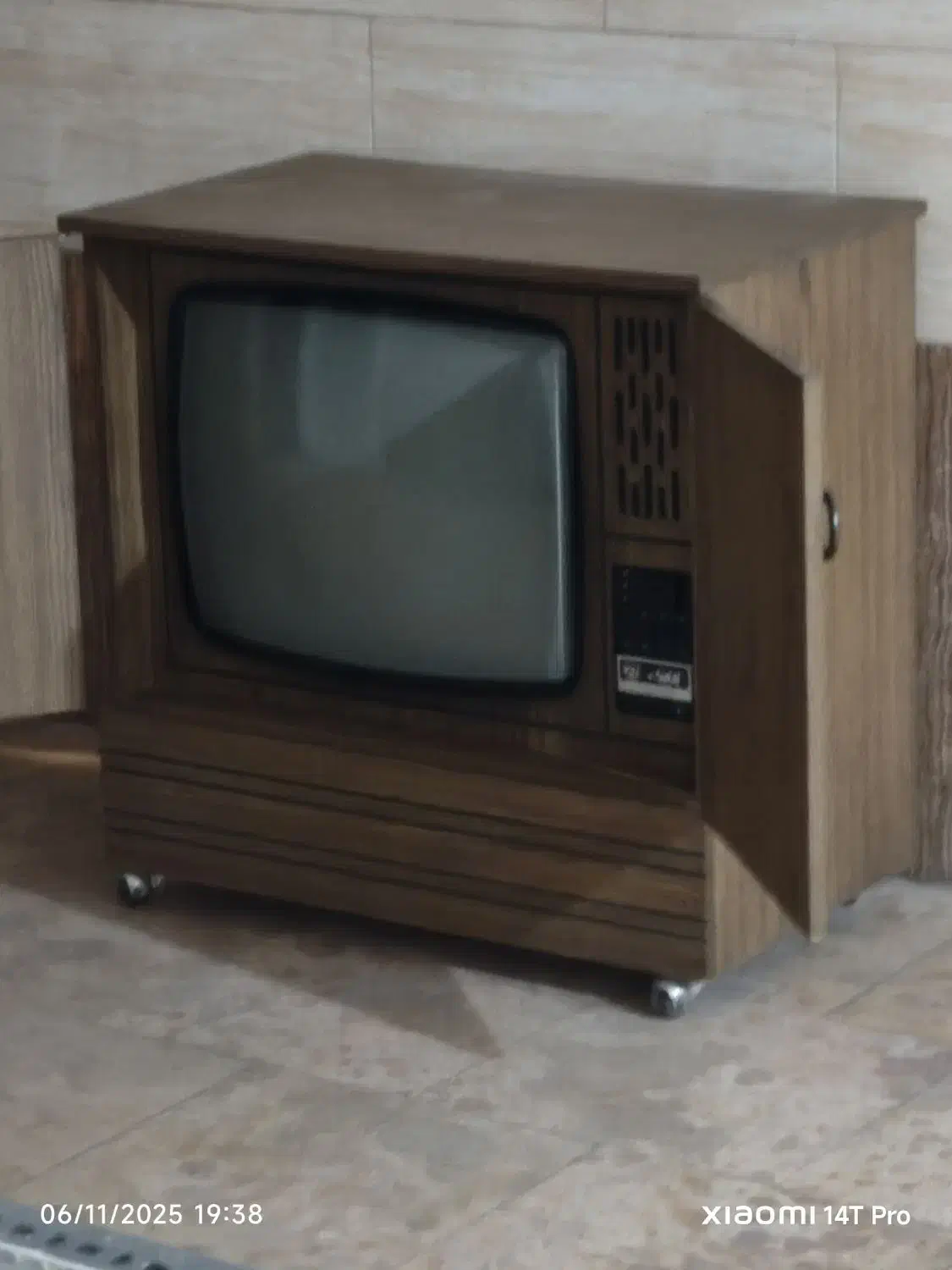 تلویزیون قدیمی مبله فابریک بدون خط و خش|کلکسیون اشیاء عتیقه|تهران, جماران (نیاوران)|دیوار