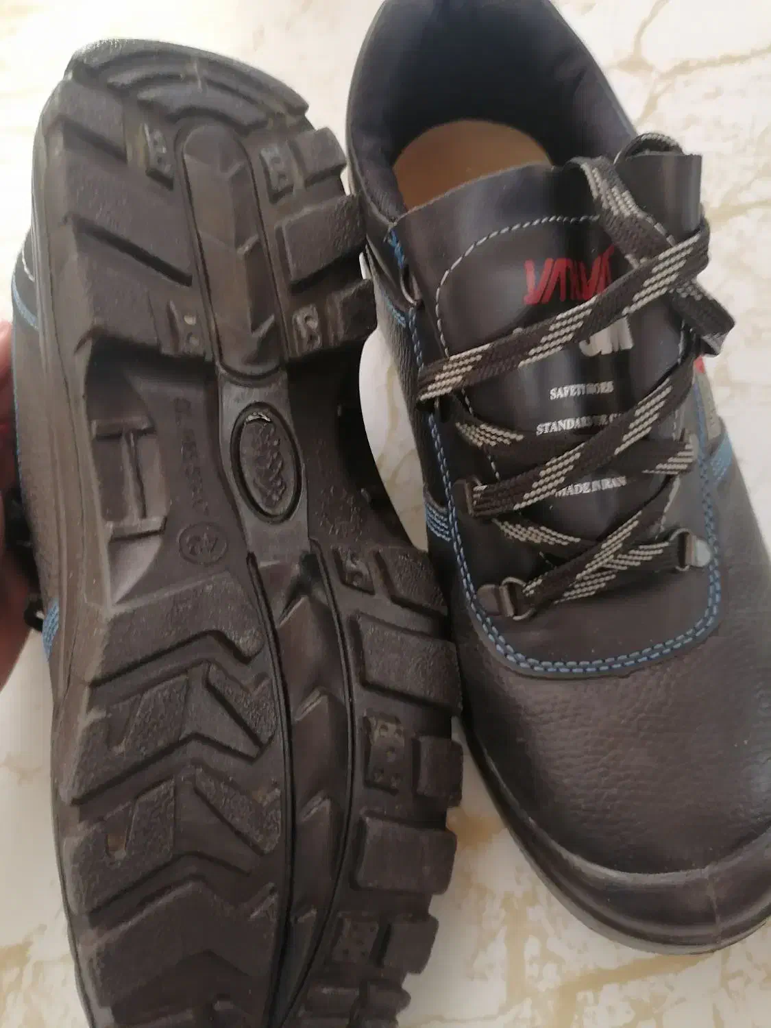 کفش کار|کیف، کفش، کمربند|شاهین‌شهر, خانه کارگر|دیوار