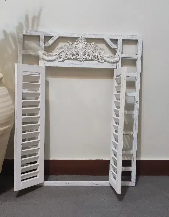 قاب پنجرهی چوب روس پتینه کاری|تابلو، نقاشی، عکس|شیراز, باغ تخت|دیوار