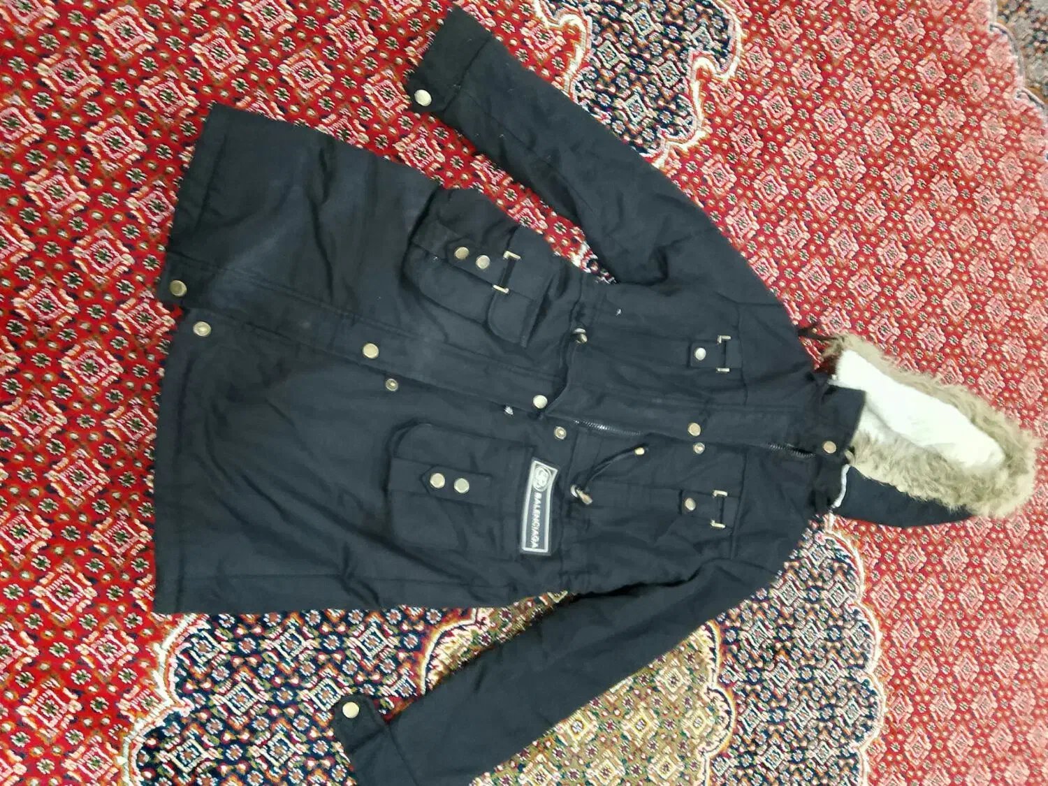 کاپشن|لباس|ثلاث باباجانی, |دیوار