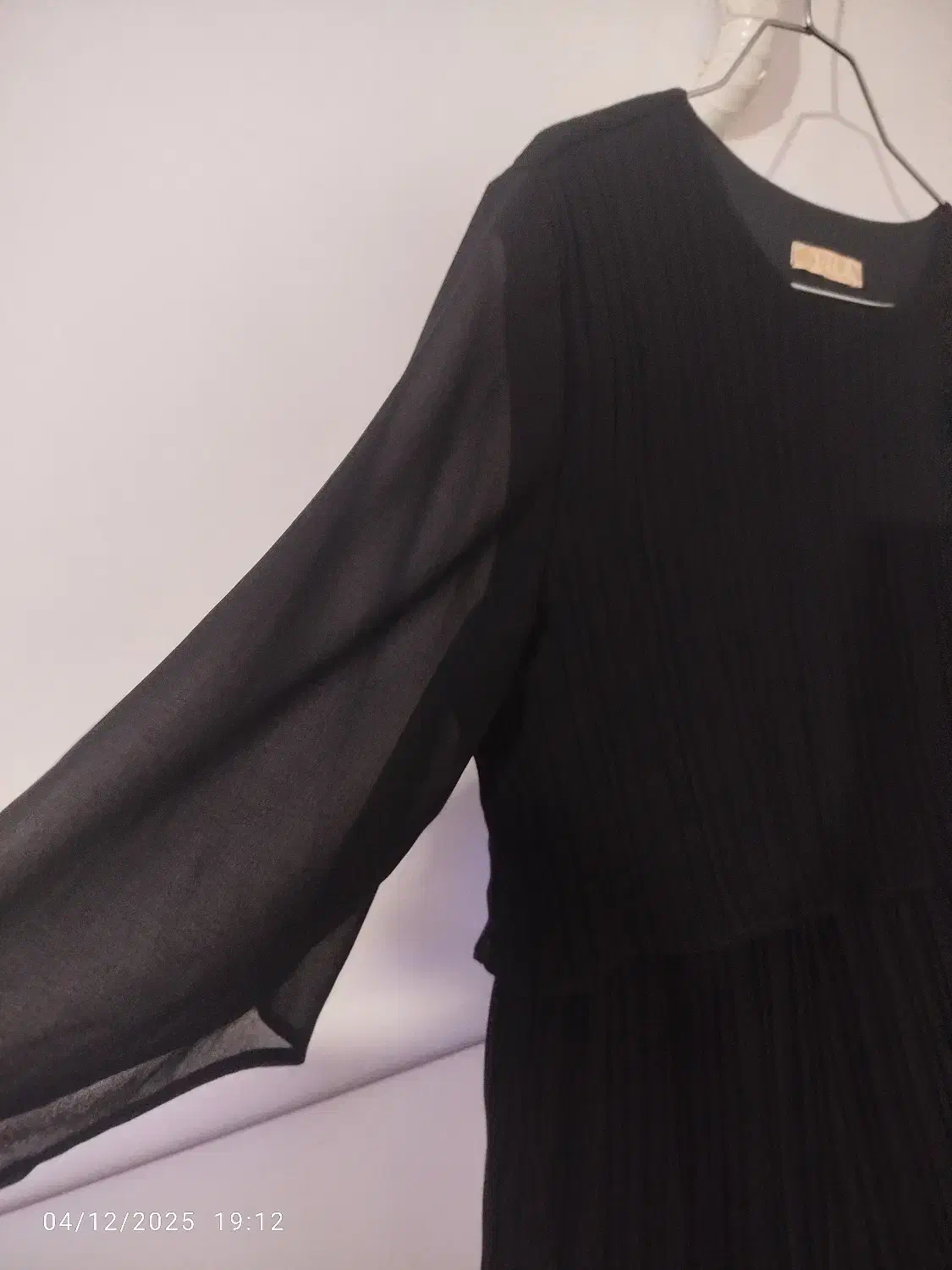 لباس مجلسی|لباس|رباط‌کریم, رباط‌کریم|دیوار